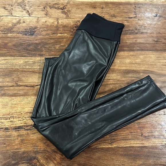 Assets by Spanx Faux Leather shaping leggings M - Picture 4 of 7